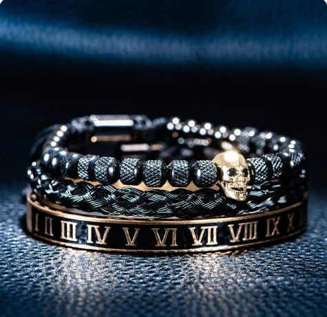 "Embrassez l'alliance du macabre et du classique avec nos trois bracelets tête de mort et chiffres romains, pour un look résolument audacieux."