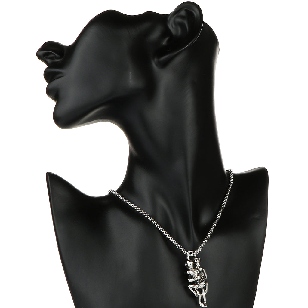 Collier-tête-de-mort - sur mannequin